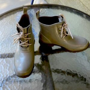 Bogs Amanda chukka women’s size 6 waterproof excellent condition waterproof.